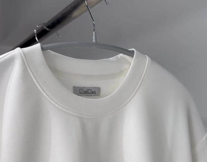 襟もとに付いたNewTeeの織りネーム